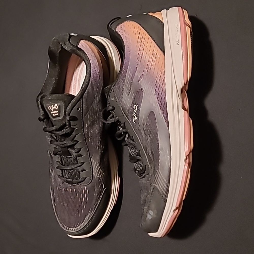Women's Ryka Devotion 2 waking shoes size 9 wide